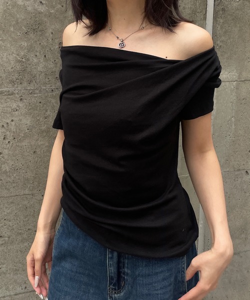ROGER AND RAW(ロジャーアンドロウ)の「アシメドレープネック半袖トップス(Tシャツ/カットソー・レディース・ホワイト/ブラック/ピンク・FREE)」の3枚目の写真