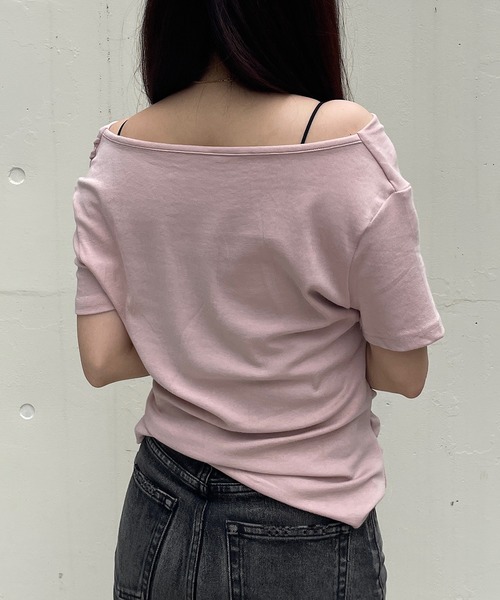 ROGER AND RAW(ロジャーアンドロウ)の「アシメドレープネック半袖トップス(Tシャツ/カットソー・レディース・ホワイト/ブラック/ピンク・FREE)」の4枚目の写真