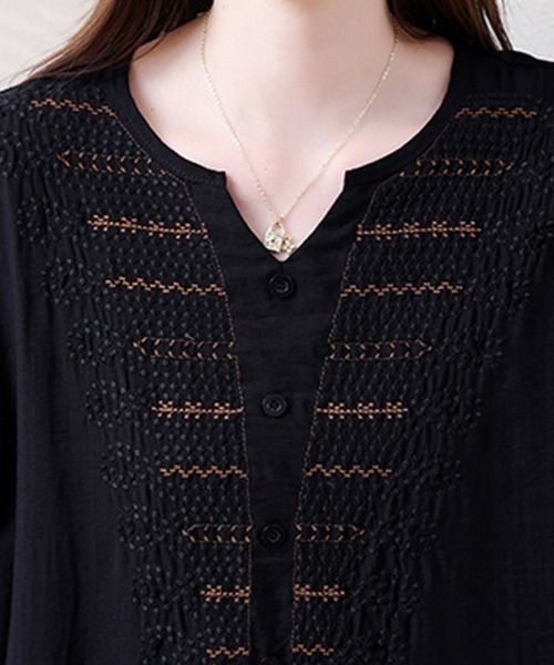 ONEP STAR（ワンピスター）の「刺繍風ステッチVネックブラウス（シャツ/ブラウス・レディース・ブラック/ホワイト・MEDIUM/LARGE/X-LARGE）」の3枚目の写真