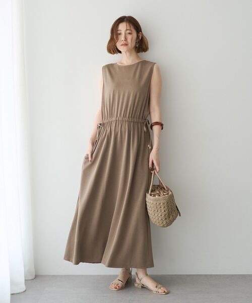YECCA VECCA(イェッカヴェッカ)の「【接触冷感】カットノースリーブワンピース(ワンピース・レディース・ダークベージュ/ブラック・FREE)」の2枚目の写真