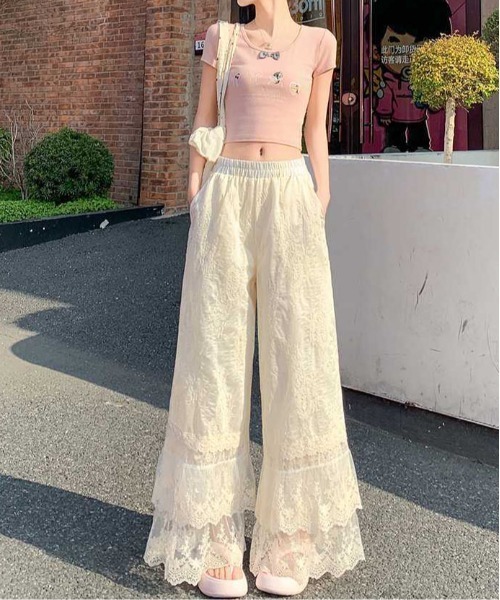 &soiree(アンドソワレ)の「レースレイヤードコットンイージーワイドパンツ(その他パンツ・レディース・オフホワイト・SMALL/MEDIUM/LARGE/X-LARGE)」の2枚目の写真