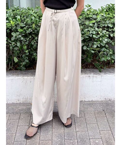 LAGUNAMOON(ラグナムーン)の「サテンベルトデザインワイドパンツ 【夏服】【オフィスカジュアル】(その他パンツ・レディース・アイボリー/ブラウン・MEDIUM/SMALL)」の2枚目の写真