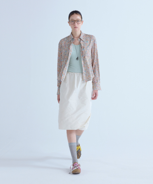 VOYONN（ボヨン）の「ゴールドポイントフラワープリントシャツベージュ0183（シャツ/ブラウス・レディース・Beige・FREE）」の2枚目の写真