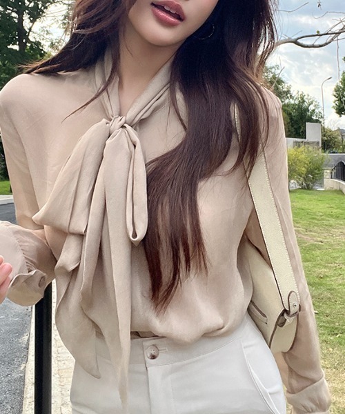AMAJI(アマジ)の「フロントリボン テンセル ボウタイ 長袖シャツ(シャツ/ブラウス・レディース・ベージュ・SMALL/MEDIUM/LARGE)」の4枚目の写真