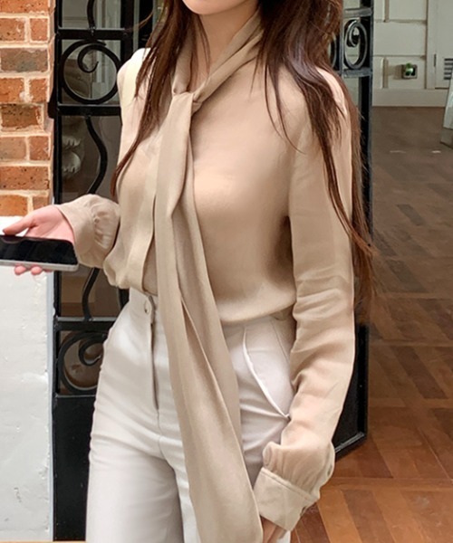 AMAJI(アマジ)の「フロントリボン テンセル ボウタイ 長袖シャツ(シャツ/ブラウス・レディース・ベージュ・SMALL/MEDIUM/LARGE)」の2枚目の写真
