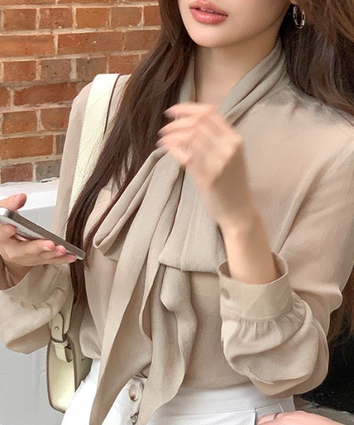 AMAJI(アマジ)の「フロントリボン テンセル ボウタイ 長袖シャツ(シャツ/ブラウス・レディース・ベージュ・SMALL/MEDIUM/LARGE)」の3枚目の写真