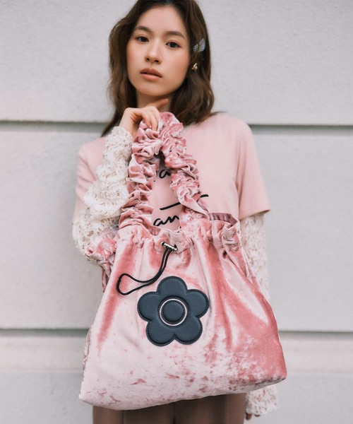 MARY QUANT（マリークワント）の「【MARY QUANT×VIS】フリルハンドルベロアトートバッグ（トートバッグ・レディース・ブラック/ピンク系その他2・FREE）」の2枚目の写真