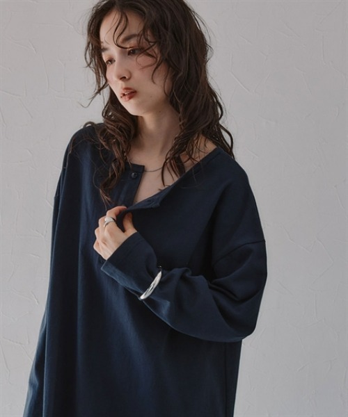 Soiunique（スワユニーク）の「ヘンリーネック綿１００％ヘビーウェイト長袖Ｔシャツ［Soiunique］（Tシャツ/カットソー・レディース・オフホワイト/ダークネイビー/チャコールグレー/モカ・FREE）」の4枚目の写真