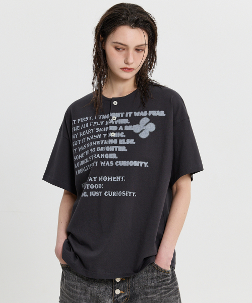 HOODHOOD(フッドフッド)の「クローバータイポヘンリーネック半袖Tシャツチャコール(Tシャツ/カットソー・レディース・その他・1/2)」の1枚目の写真