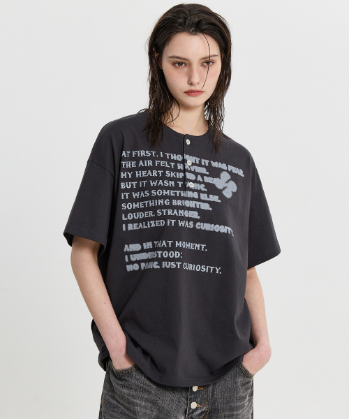 HOODHOOD(フッドフッド)の「クローバータイポヘンリーネック半袖Tシャツチャコール(Tシャツ/カットソー・レディース・その他・1/2)」の2枚目の写真