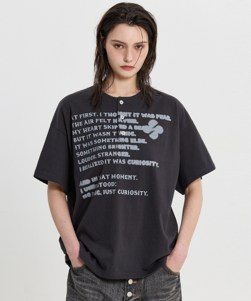 HOODHOOD(フッドフッド)の「クローバータイポヘンリーネック半袖Tシャツチャコール(Tシャツ/カットソー・レディース・その他・1/2)」の3枚目の写真