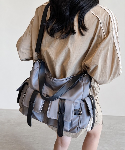 center i(センターアイ)の「ベルトデザイン大容量ショルダーバッグ 2WAYワイドボストン(ショルダーバッグ・レディース・ブラック・FREE)」の4枚目の写真