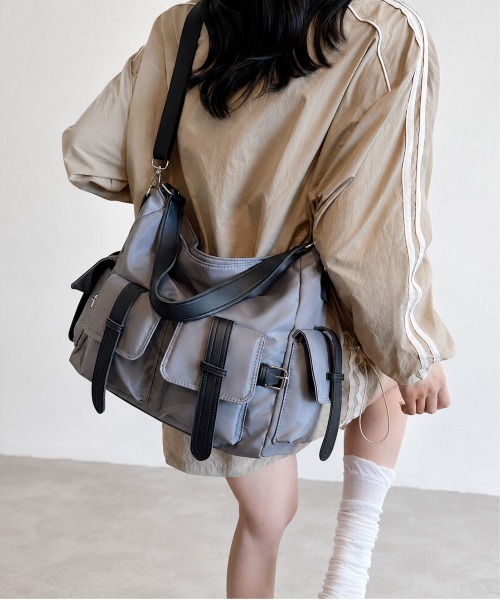 center i(センターアイ)の「ベルトデザイン大容量ショルダーバッグ 2WAYワイドボストン(ショルダーバッグ・レディース・ブラック・FREE)」の5枚目の写真