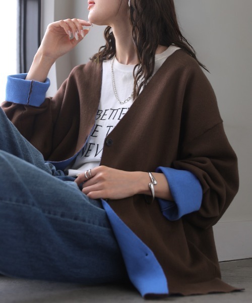 HUG.U(ハグユー)の「袖配色 Vネックカーディガン(カーディガン/ボレロ・レディース・ブラック×ブルー/ネイビー/グレー×ピンク/ブラウン・FREE)」の3枚目の写真