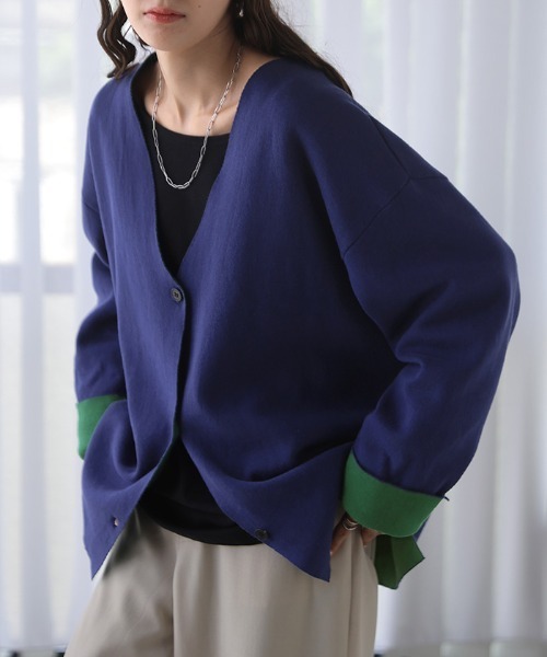 HUG.U(ハグユー)の「袖配色 Vネックカーディガン(カーディガン/ボレロ・レディース・ブラック×ブルー/ネイビー/グレー×ピンク/ブラウン・FREE)」の16枚目の写真
