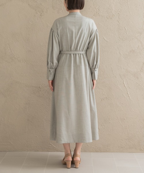 URBAN RESEARCH ROSSO WOMEN（アーバンリサーチ　ロッソ）の「ボリュームスリーブウエストマークワンピース（ワンピース・レディース・ネイビー/モカ/ライトベージュ・36/38）」の4枚目の写真