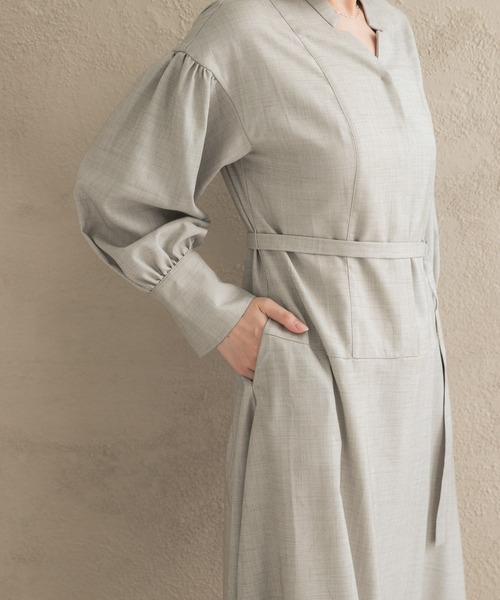 URBAN RESEARCH ROSSO WOMEN（アーバンリサーチ　ロッソ）の「ボリュームスリーブウエストマークワンピース（ワンピース・レディース・ネイビー/モカ/ライトベージュ・36/38）」の6枚目の写真