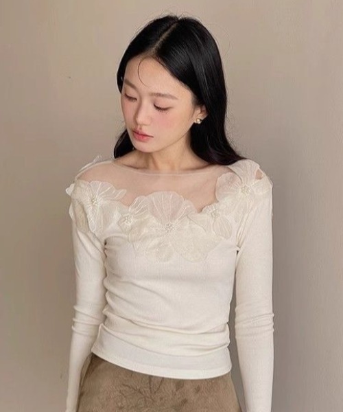 AVYL(アヴィル)の「デコルテシアーフラワー刺繍ロンT(Tシャツ/カットソー・レディース・ブラック/ホワイト・M)」の11枚目の写真