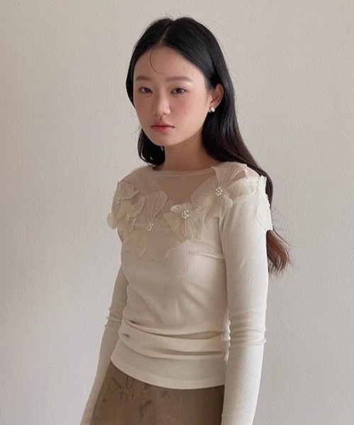 AVYL(アヴィル)の「デコルテシアーフラワー刺繍ロンT(Tシャツ/カットソー・レディース・ブラック/ホワイト・M)」の12枚目の写真