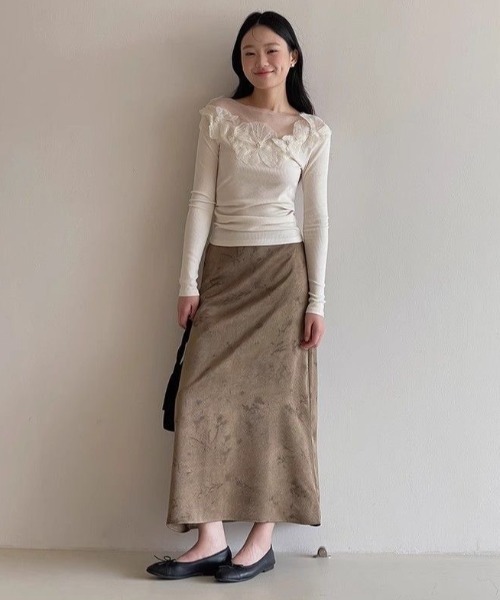 AVYL(アヴィル)の「デコルテシアーフラワー刺繍ロンT(Tシャツ/カットソー・レディース・ブラック/ホワイト・M)」の13枚目の写真