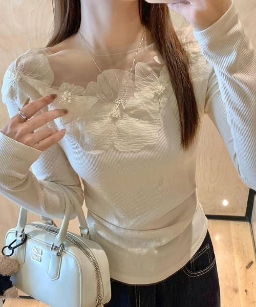 AVYL(アヴィル)の「デコルテシアーフラワー刺繍ロンT(Tシャツ/カットソー・レディース・ブラック/ホワイト・M)」の9枚目の写真