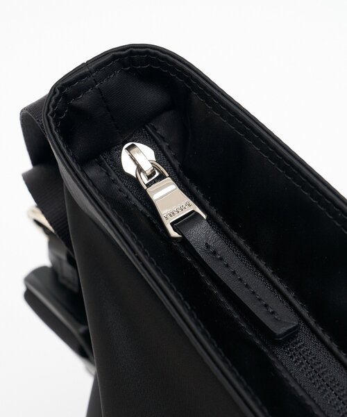 russet(ラシット)の「【撥水】《軽量・330g》バックル2WAY縦型ショルダーバッグ(ショルダーバッグ・レディース・ブラック/ボルドー・FREE)」の7枚目の写真