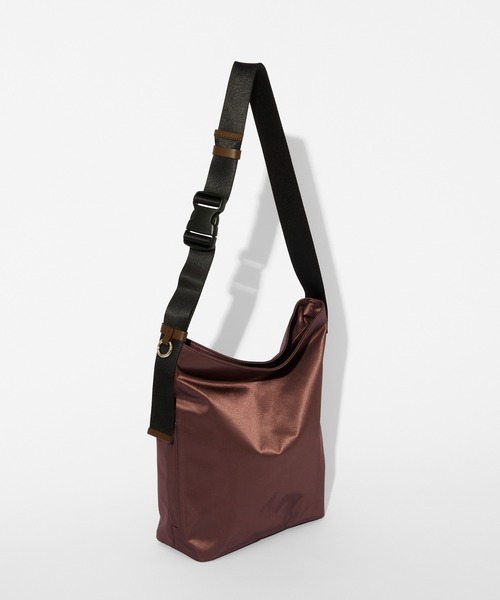 russet(ラシット)の「【撥水】《軽量・330g》バックル2WAY縦型ショルダーバッグ(ショルダーバッグ・レディース・ブラック/ボルドー・FREE)」の2枚目の写真