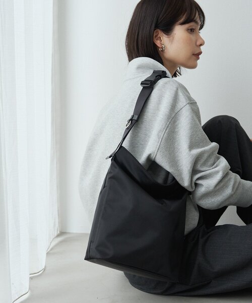russet(ラシット)の「【撥水】《軽量・330g》バックル2WAY縦型ショルダーバッグ(ショルダーバッグ・レディース・ブラック/ボルドー・FREE)」の3枚目の写真