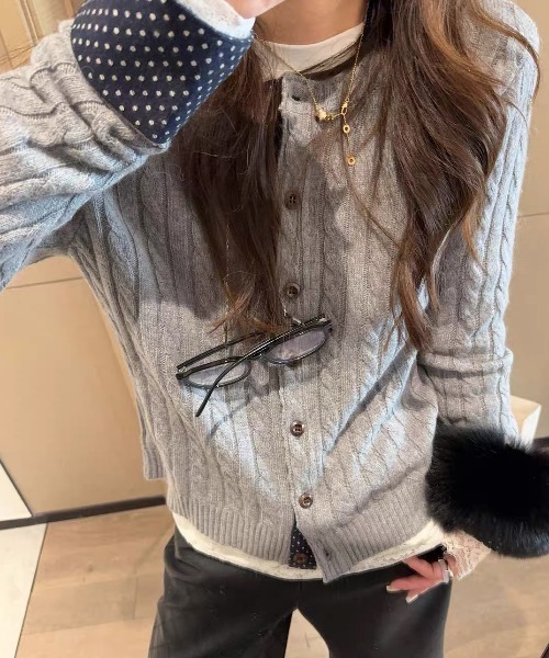 SHERU(シェル)の「袖口ドット柄切替 ケーブルニットカーディガン(ニット/セーター・レディース・グレー/ダークグレー/ホワイト・M)」の3枚目の写真