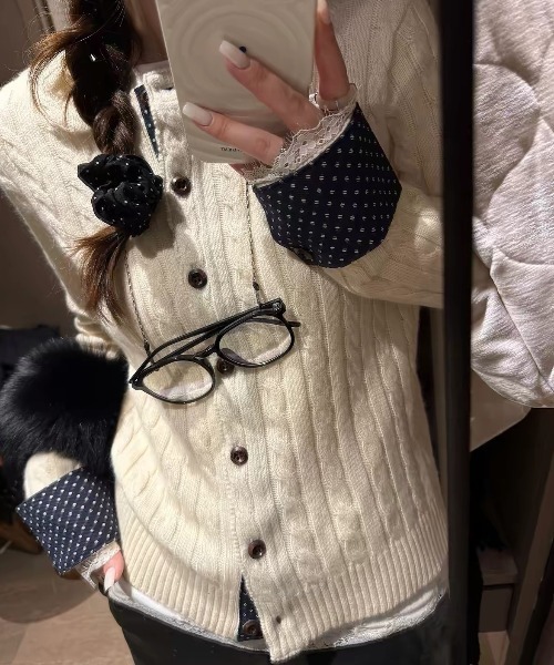 SHERU(シェル)の「袖口ドット柄切替 ケーブルニットカーディガン(ニット/セーター・レディース・グレー/ダークグレー/ホワイト・M)」の2枚目の写真