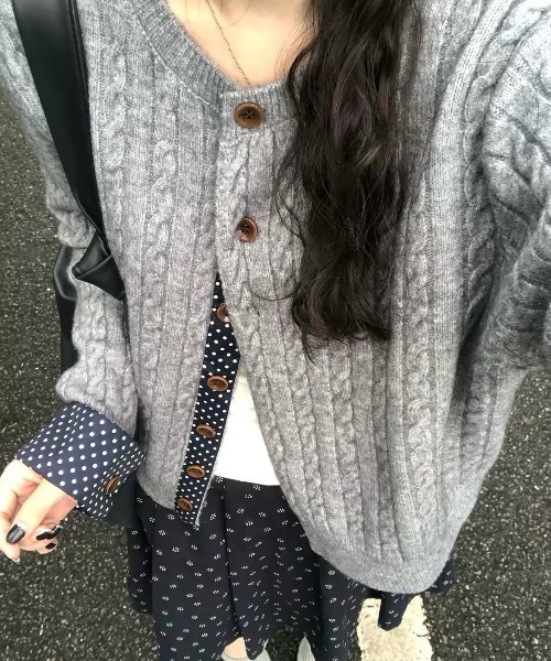 SHERU(シェル)の「袖口ドット柄切替 ケーブルニットカーディガン(ニット/セーター・レディース・グレー/ダークグレー/ホワイト・M)」の4枚目の写真