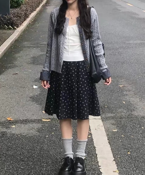 SHERU(シェル)の「袖口ドット柄切替 ケーブルニットカーディガン(ニット/セーター・レディース・グレー/ダークグレー/ホワイト・M)」の5枚目の写真