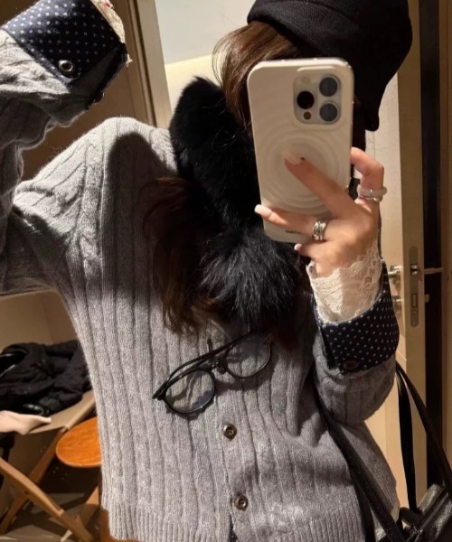 SHERU(シェル)の「袖口ドット柄切替 ケーブルニットカーディガン(ニット/セーター・レディース・グレー/ダークグレー/ホワイト・M)」の6枚目の写真