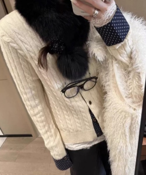 SHERU(シェル)の「袖口ドット柄切替 ケーブルニットカーディガン(ニット/セーター・レディース・グレー/ダークグレー/ホワイト・M)」の7枚目の写真