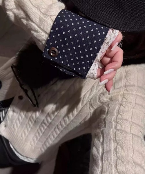 SHERU(シェル)の「袖口ドット柄切替 ケーブルニットカーディガン(ニット/セーター・レディース・グレー/ダークグレー/ホワイト・M)」の9枚目の写真