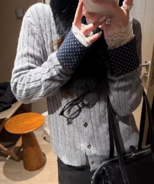SHERU(シェル)の「袖口ドット柄切替 ケーブルニットカーディガン(ニット/セーター・レディース・グレー/ダークグレー/ホワイト・M)」の10枚目の写真