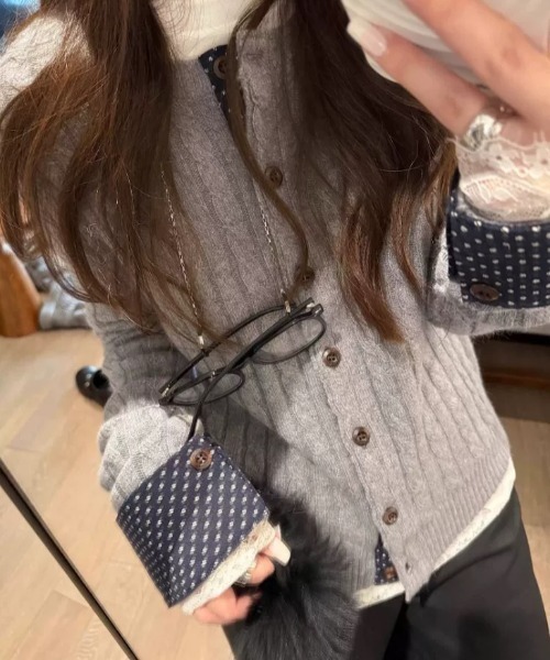 SHERU(シェル)の「袖口ドット柄切替 ケーブルニットカーディガン(ニット/セーター・レディース・グレー/ダークグレー/ホワイト・M)」の13枚目の写真