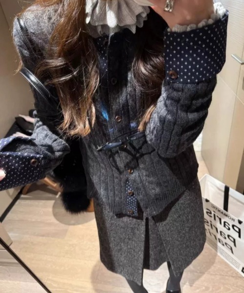 SHERU(シェル)の「袖口ドット柄切替 ケーブルニットカーディガン(ニット/セーター・レディース・グレー/ダークグレー/ホワイト・M)」の15枚目の写真