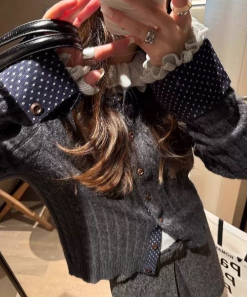 SHERU(シェル)の「袖口ドット柄切替 ケーブルニットカーディガン(ニット/セーター・レディース・グレー/ダークグレー/ホワイト・M)」の17枚目の写真