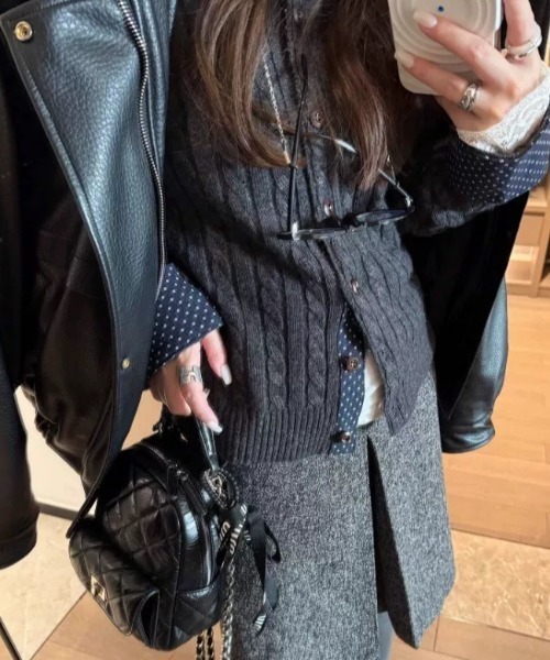 SHERU(シェル)の「袖口ドット柄切替 ケーブルニットカーディガン(ニット/セーター・レディース・グレー/ダークグレー/ホワイト・M)」の18枚目の写真