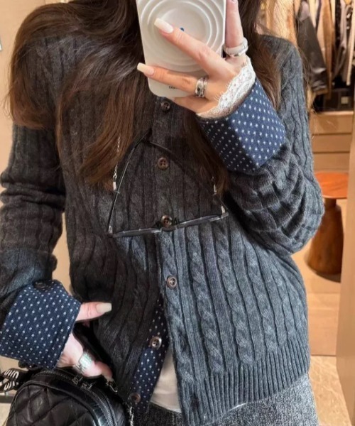 SHERU(シェル)の「袖口ドット柄切替 ケーブルニットカーディガン(ニット/セーター・レディース・グレー/ダークグレー/ホワイト・M)」の20枚目の写真