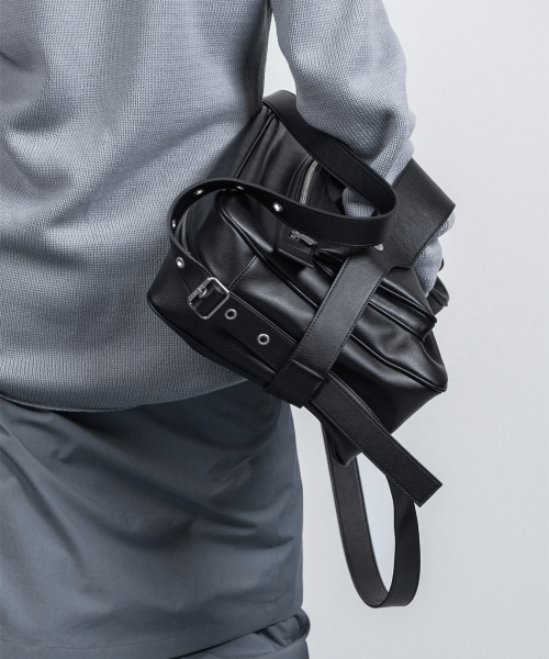 NACHE（ナチェ）の「OVERSIZED LEATHER SQUARE BAG BLACK（ショルダーバッグ・レディース・ブラック・FREE）」の2枚目の写真