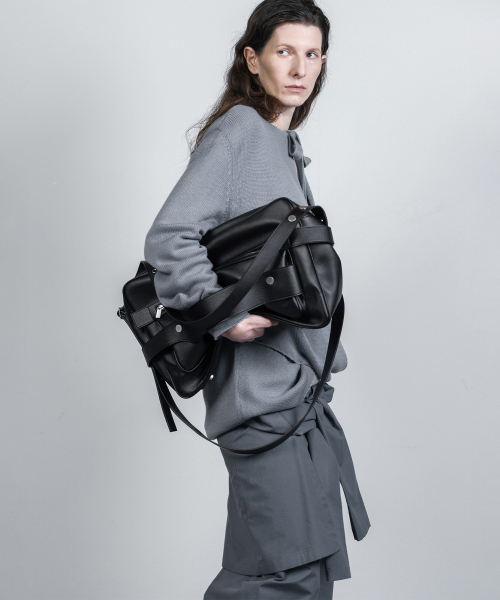 NACHE（ナチェ）の「OVERSIZED LEATHER SQUARE BAG BLACK（ショルダーバッグ・レディース・ブラック・FREE）」の3枚目の写真