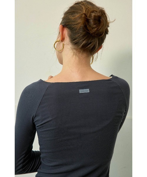 ALEXIA STAM（アリシアスタン）の「Gathered Off-Shoulder Top /オフショルギャザートップス（Tシャツ/カットソー・レディース・ブラウン/チャコールグレー/ホワイト・M/S/L）」の11枚目の写真