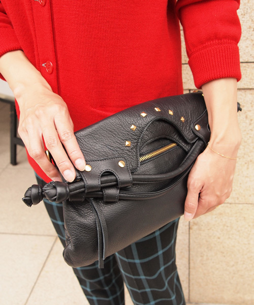 BEAUTY&YOUTH UNITED ARROWS（ビューティーアンドユースユナイテッドアローズ）の「BYMC Pietro Alessandro スタッズミニバッグ（ショルダーバッグ・レディース・ブラック/レッド・フリー）」の2枚目の写真