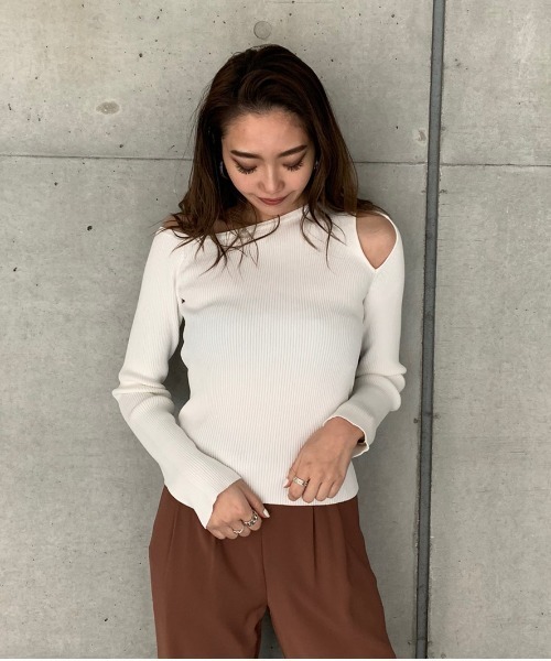 ENVYM（アンビー）の「カッティングアシメＫＮＩＴ（ニット/セーター・レディース・ベージュ/ブラック/ホワイト・FREE）」の2枚目の写真