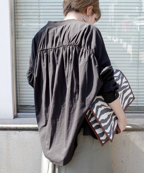 DouDou（ドゥドゥ）の「バックギャザーブラウス（シャツ/ブラウス・レディース・オフホワイト/ブラック/ベージュ・FREE）」の15枚目の写真