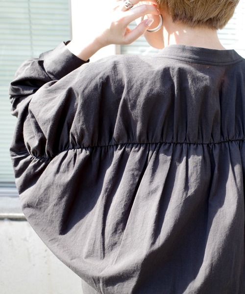 DouDou（ドゥドゥ）の「バックギャザーブラウス（シャツ/ブラウス・レディース・オフホワイト/ブラック/ベージュ・FREE）」の17枚目の写真