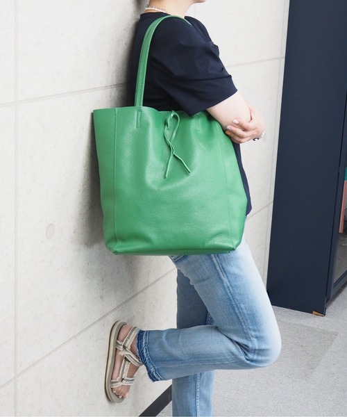 GUSCIO(グッシオ)の「【グッシオ メイドインイタリー】 レザートートバッグ 本革 カジュアル イタリア製 一枚革(トートバッグ・レディース・アイボリー/ブラック/グリーン/レッド/シルバー/シャンパン/ゴールド/グレー/オレンジ/ブラウン/エメラルド・FREE)」の5枚目の写真