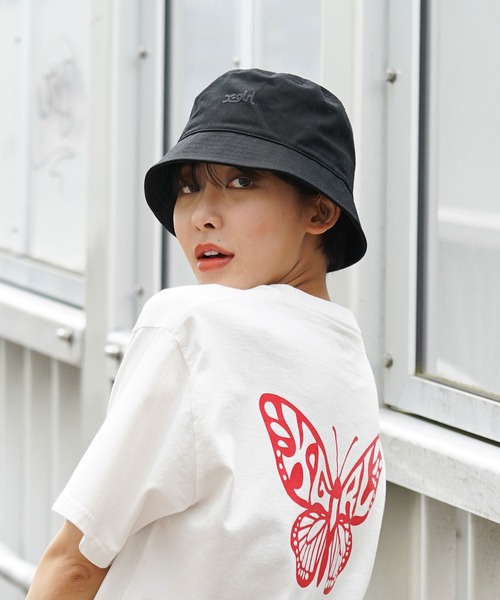 X-girl（エックスガール）の「MILLS LOGO BUCKET HAT（ハット・レディース・ホワイト/ブラック/グリーン・ONE SIZE）」の3枚目の写真